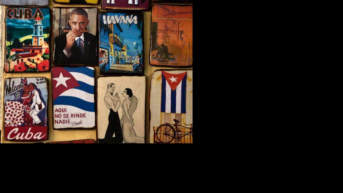 
Entre los imanes con decoraciones a la venta en una tienda para turistsa en La Habana, uno muestra una imagen del presidente Barack Obama con un habano.
