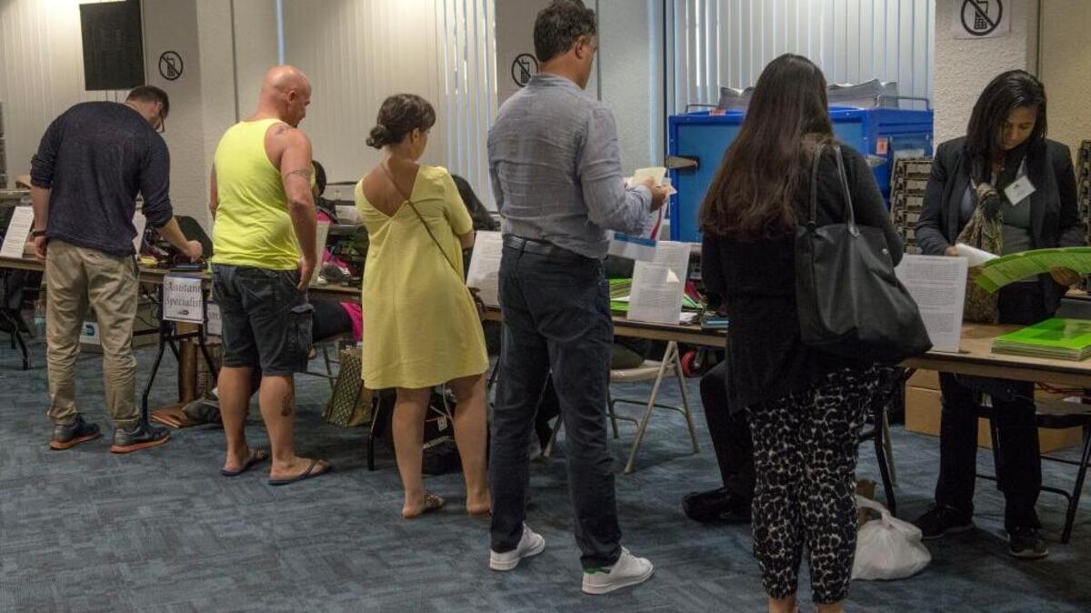 Residentes de Miami votan el lunes 24 de octubre, al comenzar en la Florida la votación anticipada para las elecciones generales.