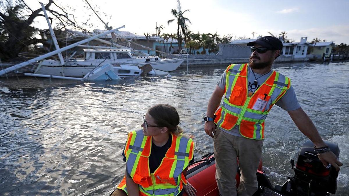 Nicole Armstrong (izq.) y Ian Beaumont, socorristas voluntarios, observan embarcaciones hundidas mientras llevan agua y comida a sobrevivientes del huracán Irma en Cayo Marathon, el 15 de septiembre.