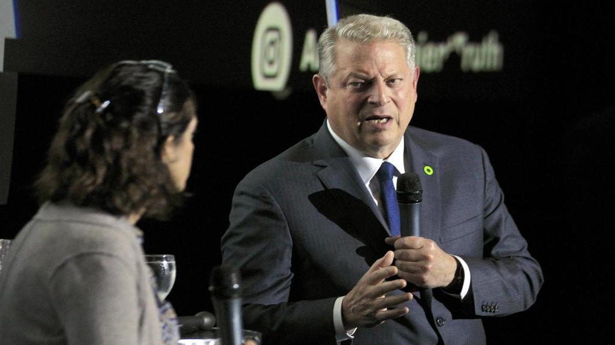 El ex vicepresidente Al Gore habla con Jenny Staletovich, periodista del Miami Herald, durante una presentación de su nuevo documental en Miami Beach, el 3 de agosto del 2017.