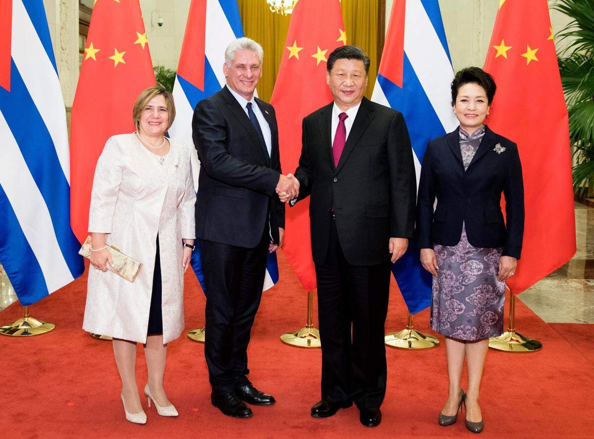 El gobernante de China, Xi Jinping y su esposa, Peng Liyuan (der.), y el gobernante de Cuba, Miguel Díaz-Canel, y su esposa, Lis Cuesta, posan para una foto el jueves 8 de noviembre de 2018, en Pekin. (Huang Jingwen/Xinhua/AP)