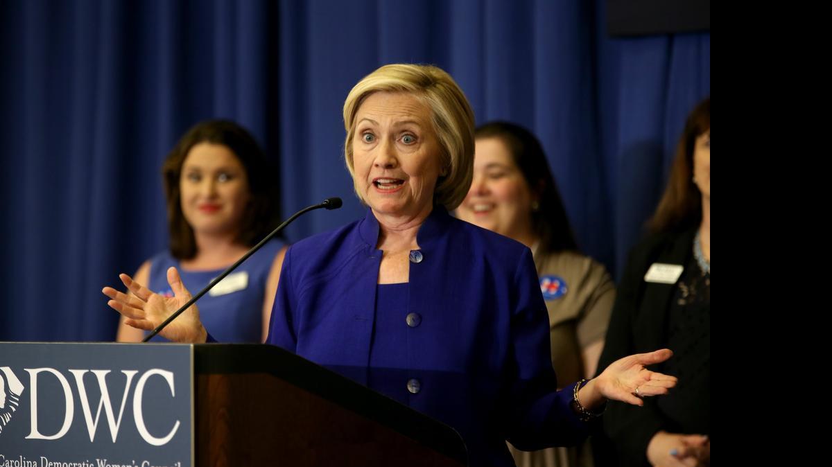 
La aspirante presidencial demócrata Hillary Clinton pronuncia un discurso en la Junta de Mujeres Demócratas de la Cámara de Carolina del Sur, en la ciudad de Columbia, el pasado 27 de mayo.
