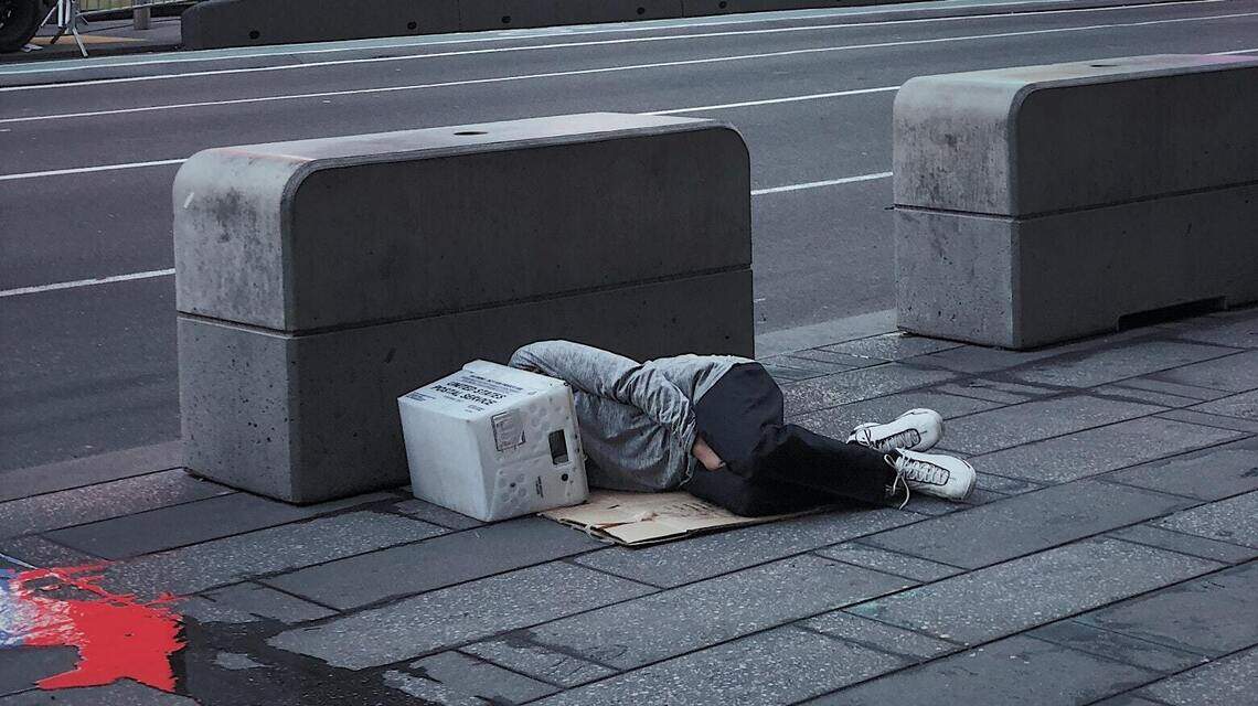 Morir en blanco y negro: la indiferencia ante la gente que vive en la calle | Opinión