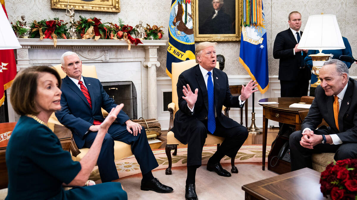 El presidente Donald Trump (segundo de der. a izq.) conversa con Nancy Pelosi (izq.), líder demócrata en el Congreso; el vicepresidente Mike Pence; y Chuck Schumer, líder demócrata en el Senado; sobre cómo mejorar la seguridad fronteriza, el martes en la Oficina Oval de la Casa Blanca.