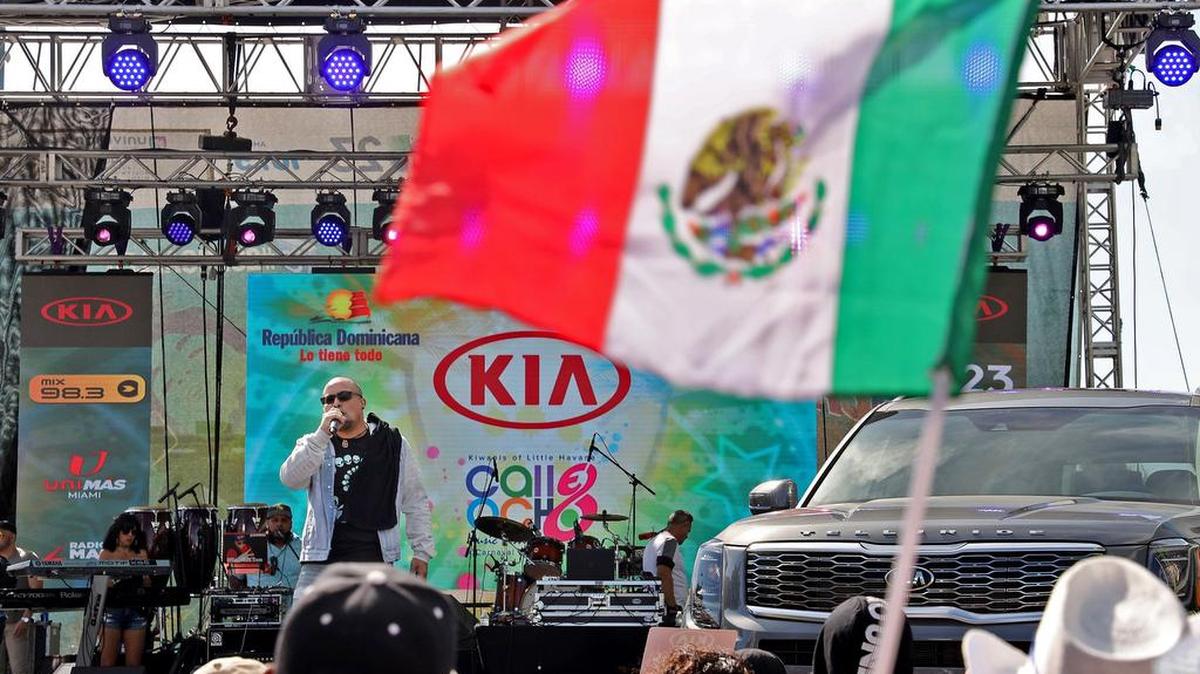 El Carnaval de la Calle Ocho en Miami refleja la diversidad de culturas de la ciudad, incluyendo la mexicana.