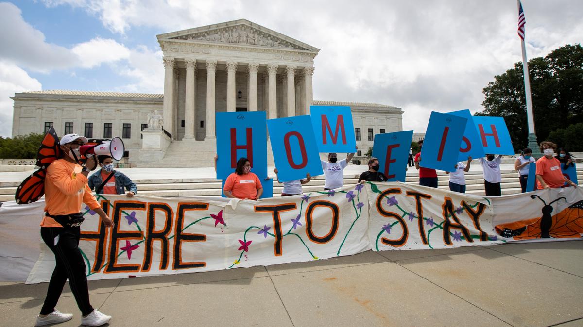 Una manifestación a favor del programa DACA frente a la Corte Suprema de Estados Unidos en Washington, el viernes 18 de junio del 2020. La pancarta dice “aquí nos quedamos”.