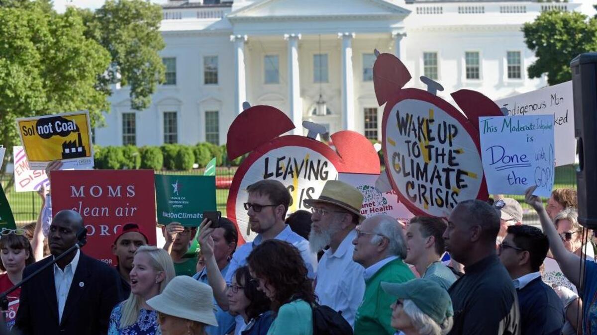 Una multitud protesta frente a la Casa Blanca, el jueves pasado, contra la decisión del presidente Donald Trump de retirarse del Acuerdo de París contra el cambio climático.