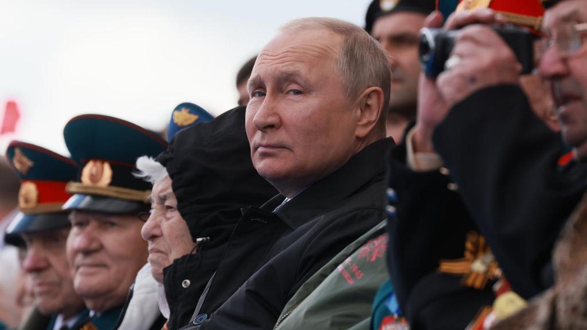 El presidente ruso Vladimir Putin observa durante el desfile militar del Día de la Victoria que marca el 77° aniversario del fin de la Segunda Guerra Mundial en Moscú, Rusia, el lunes 9 de mayo de 2022. (Mikhail Metzel, Sputnik, Kremlin /vía AP)