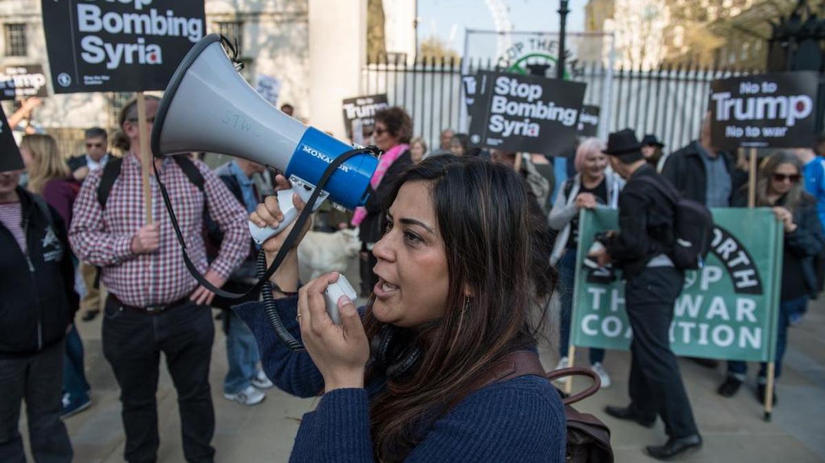 Manifestantes en Londres protestan contra los bombardeos en Siria, después que el presidente Donald Trump ordenó un ataque con misiles contra una base aérea siria.