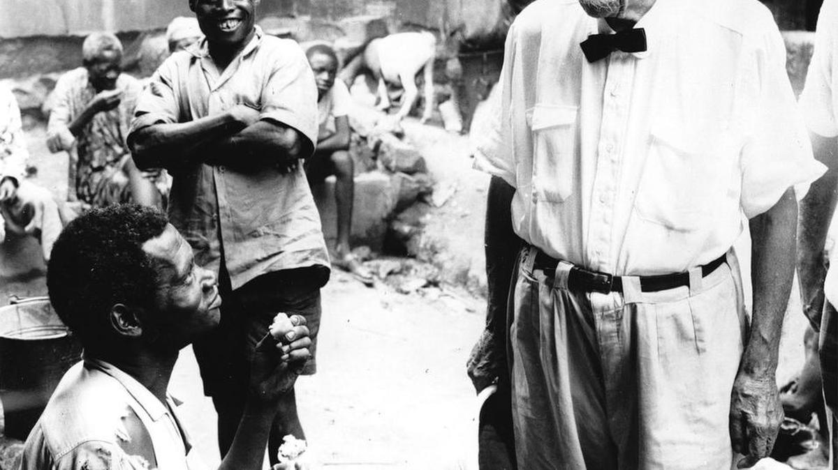 Albert Schweitzer con un paciente, en el hospital de Lambaréné, Gabón, en 1963.