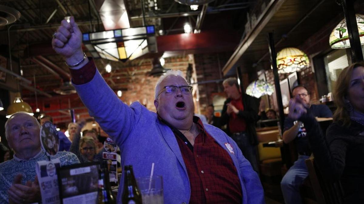 Un partidario de Donald Trump vitorea en una fiesta electoral en West Chester, Ohio, al ver los resultados de la elección, la noche del martes pasado.