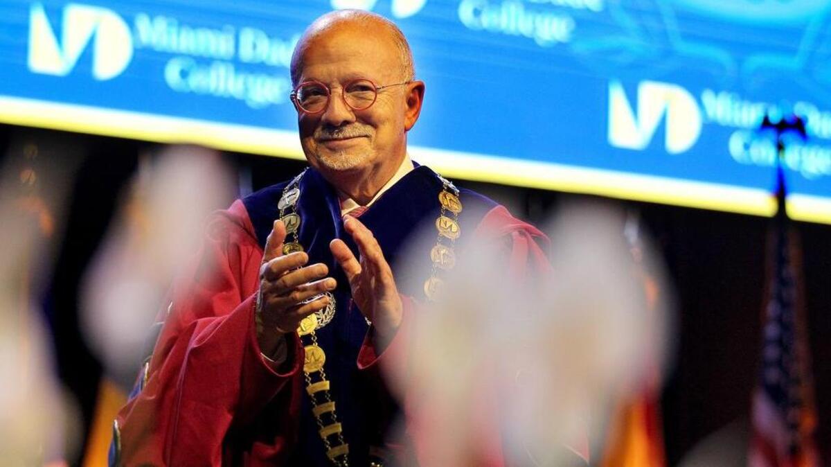El Dr. Eduardo J. Padrón, presidente del Miami Dade College, recibe un caluroso aplauso durante la ceremonia de graduación, el 4 de mayo en Coral Gables. Padrón se jubila tras liderar esta universidad por 25 años.