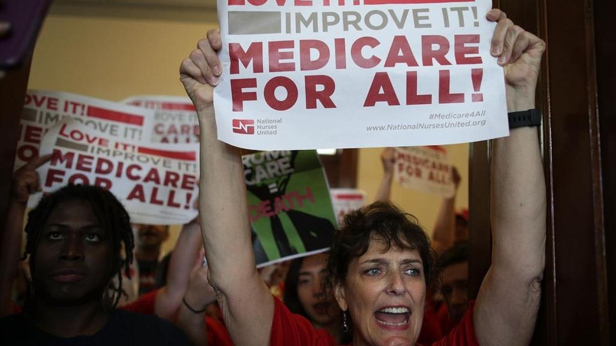 Activistas protestan contra la ley de salud de los republicanos, en la oficina del senador Ted Cruz, en el Capitolio, Washington, DC., el 19 de julio.