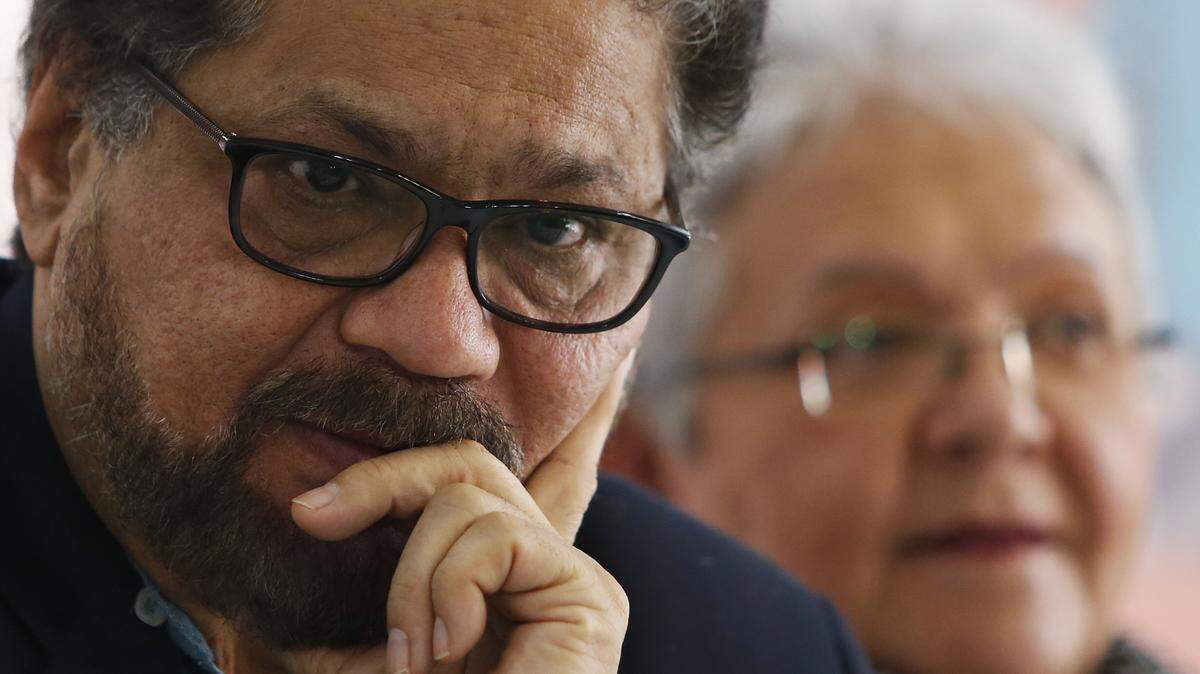 Se desconoce el paradero de Iván Márquez, ex comandante y negociador de la paz de las FARC, y algunas personas temen que está tratando de reagrupar al grupo guerrillero.  En la foto, Márquez da un conferencia de prensa el 8 de marzo de 2018 en Bogotá.