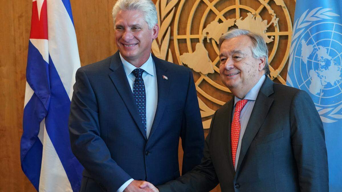 EL SECRETARIO general de la ONU, António Guterres (der.) saluda al gobernante de Cuba, Miguel Díaz-Canel, durante una reunión el 26 de septiembre de 2018, en la sede del organismo en Nueva York. AFP