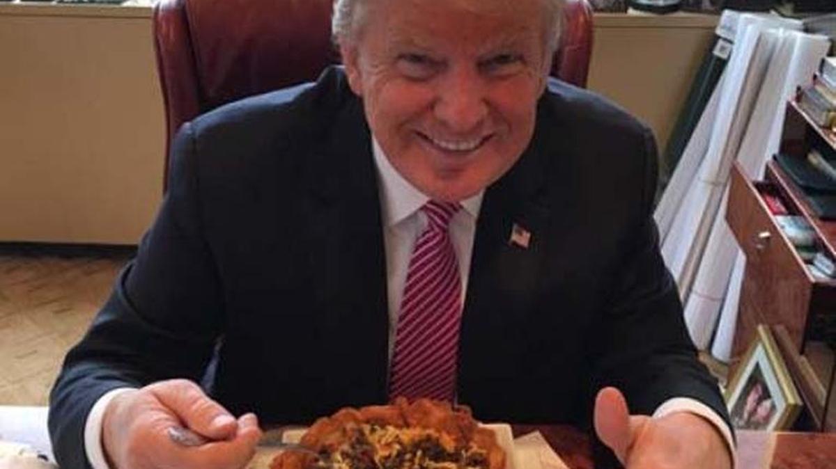El candidato republicano Donald Trump puso en los medios sociales esta foto comiendo un ‘taco bowl’.
