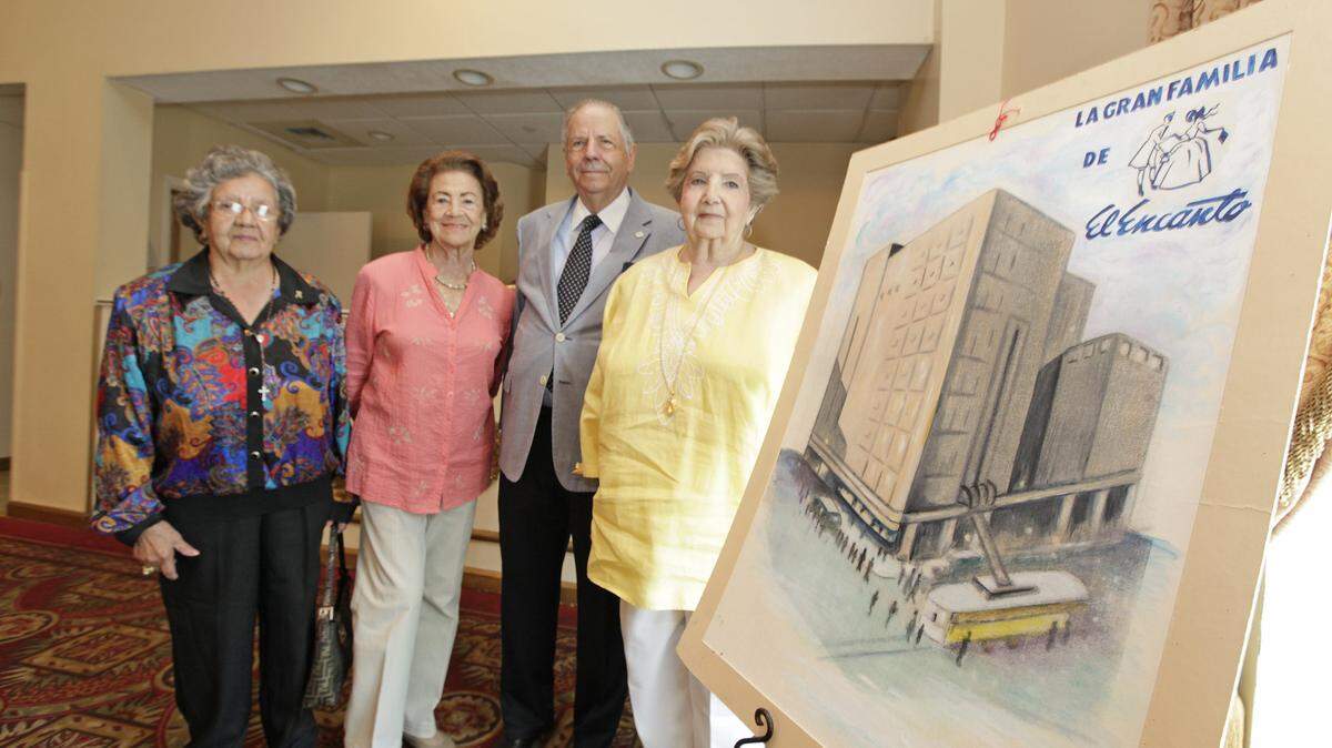 Los ex empleados de la tienda El Encanto de La Habana celebran su reunión anual el 20 de octubre del 2013 en La Pequeña Habana. De izq. a der.: Mayda Sacerio, Jullie Arias Torrens, Julián Darío Miyares y Olga Miyares.