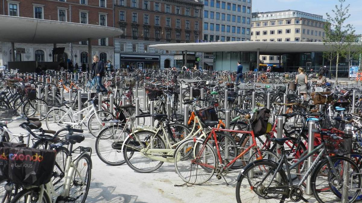 En Copenhague, la capital de Dinamarca, hay más bicicletas que habitantes. Solamente el 29 por ciento de los residentes tiene automóvil en una ciudad preocupada por el cuidado del medio ambiente.