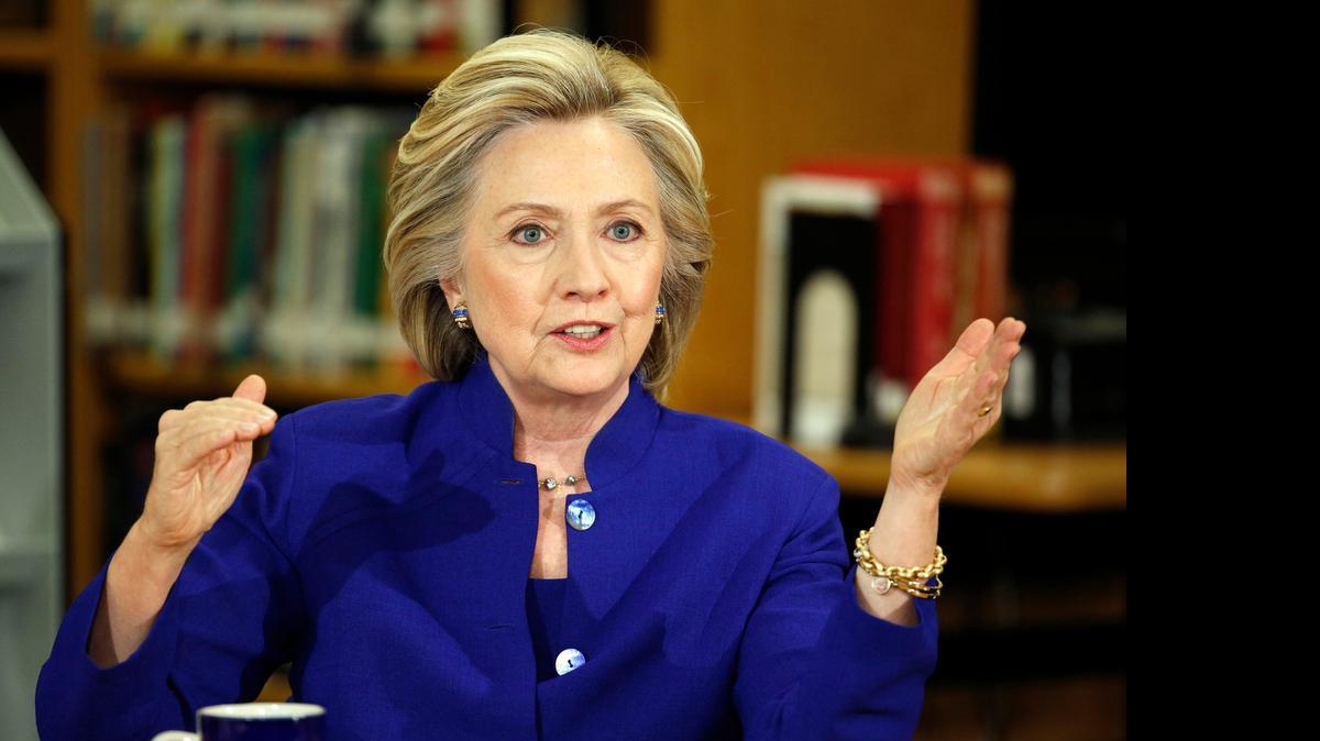 
Un reciente libro de Peter Schweizer cuestiona las finanzas de la aspirante presidencial demócrata Hillary Clinton y su esposo, el ex presidente Bill Clinton.
