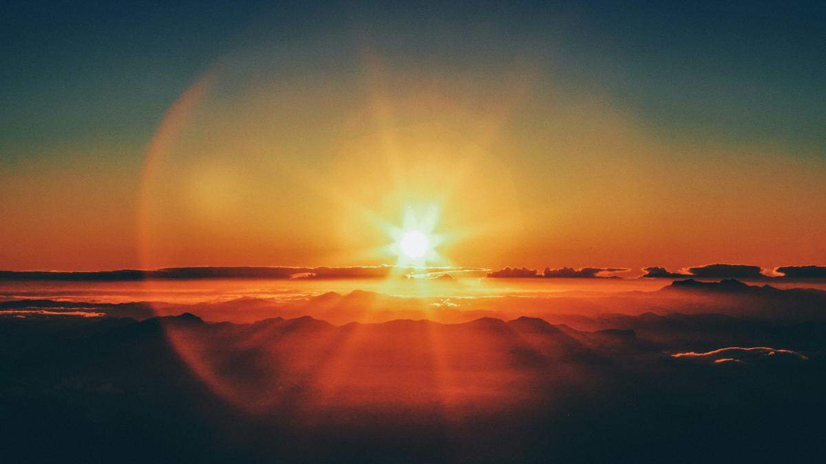 Durante la primera semana de julio, se activa una puerta de entrada sagrada de energía entre la Tierra y la estrella Sirio, trayendo vibraciones superiores. Esto transcurre cuando el Sol entra en conjunción con la estrella Sirio, que se encuentra actualmente en los 14° del signo Cáncer.