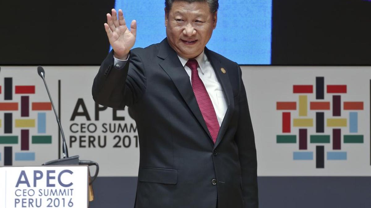 El presidente de China, Xi Jinping, saluda tras hablar en el foro de Cooperación Económica de Asia Pacífico (APEC) en Lima, en noviembre del 2016. China aumenta su influencia económica en América Latina.
