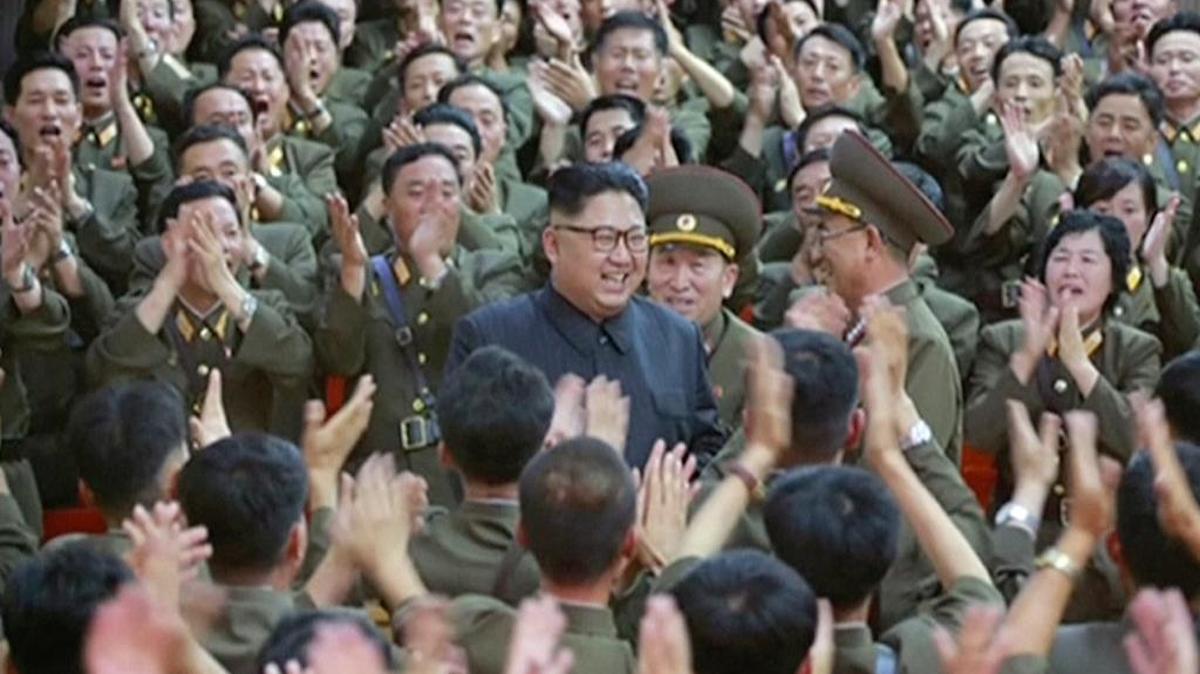 Kim Jung Un es adulado por un grupo de militares en agosto del 2017 durante el anuncio del lanzamientos de misiles cerca de Guam y de crear lo que llamó “Fuego envolvente” contra EEUU.