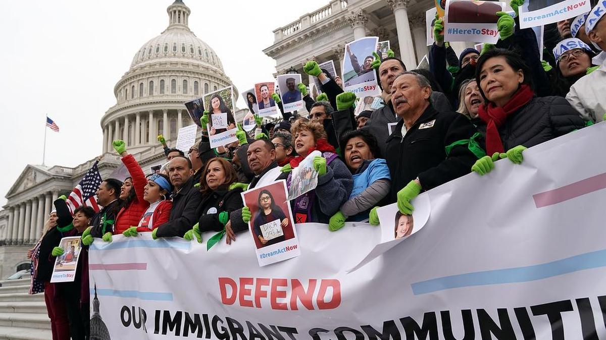 Activistas de inmigración piden en la escalinata del Capitolio de Washington, el 6 de diciembre, que el Congreso apruebe el Dream Act.