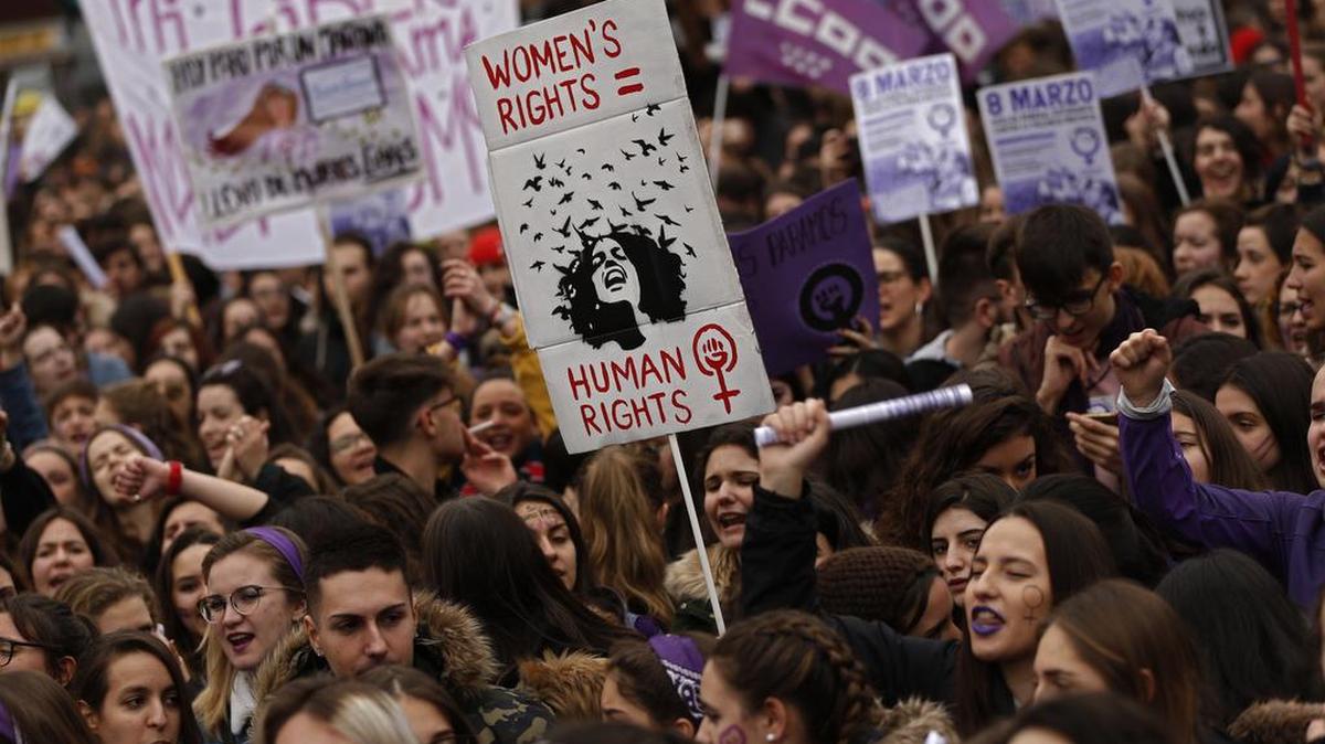 Manifestantes en la Puerta del Sol, en Madrid, protestan el pasado 8 de marzo, Día Internacional de la Mujer, contra la desigualdad y la violencia de género.