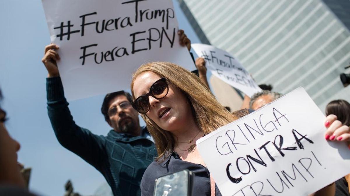 Manifestantes en la Ciudad de México protestan contra la visita del candidato republicano Donald Trump, entre ellos Kristin Smith, una norteamericana que vive en la capital mexicana.