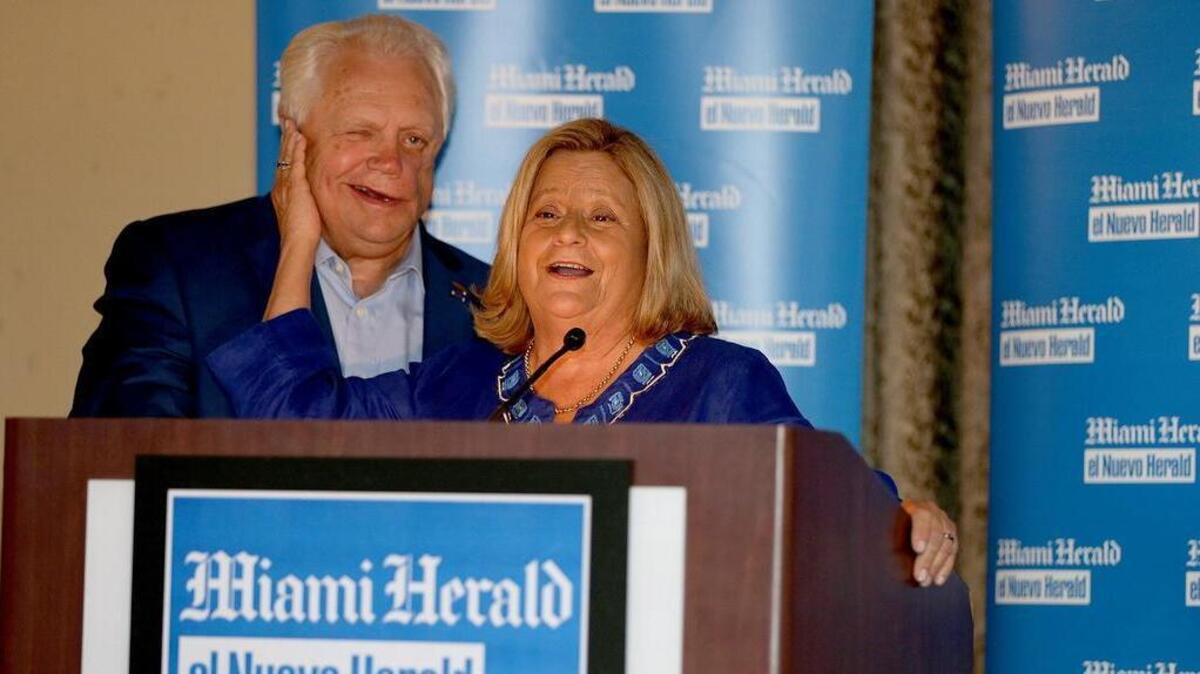 Ileana Ros-Lehtinen, ex congresista republicana de la Florida, habla de su esposo, Dexter Lehtinen, durante su presentación como nueva columnista del Miami Herald/el Nuevo Herald, el 18 de abril.