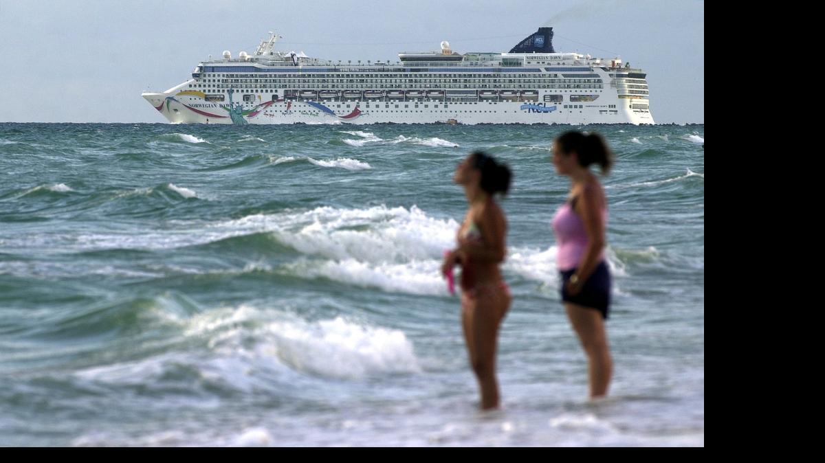 
Un crucero navega hacia el océano Atlántico desde la punta sur de Miami Beach. El lunes 8 de junio se celebra el Día Mundial de los Océanos.
