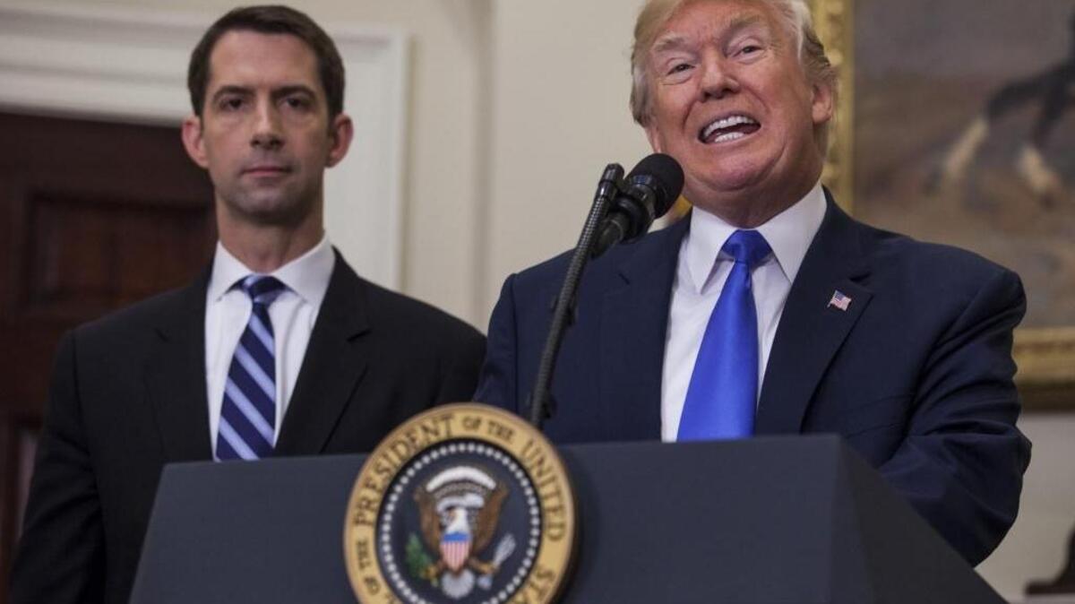 El presidente Donald Trump (der.), junto al senador Tom Cotton (republicano por Arkansas), anuncia una nueva ley de reforma de la inmigración en el Salón Roosevelt de la Casa Blanca.