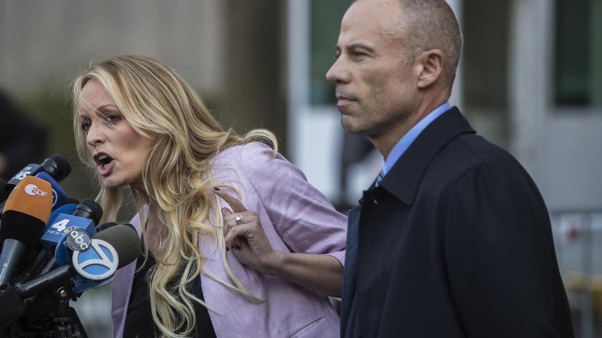 La actriz porno Stormy Daniels habla a la prensa junto a su abogado, Michael Avenatti, en el exterior del tribunal federal en Nueva York, el 16 de abril.