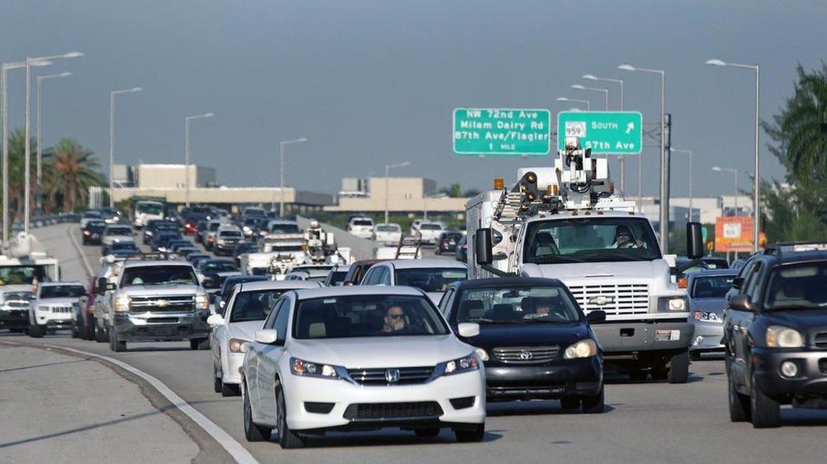 La autopista 836 se convierte cada mañana, en dirección al este, en una pesadilla de congestión vehicular.
