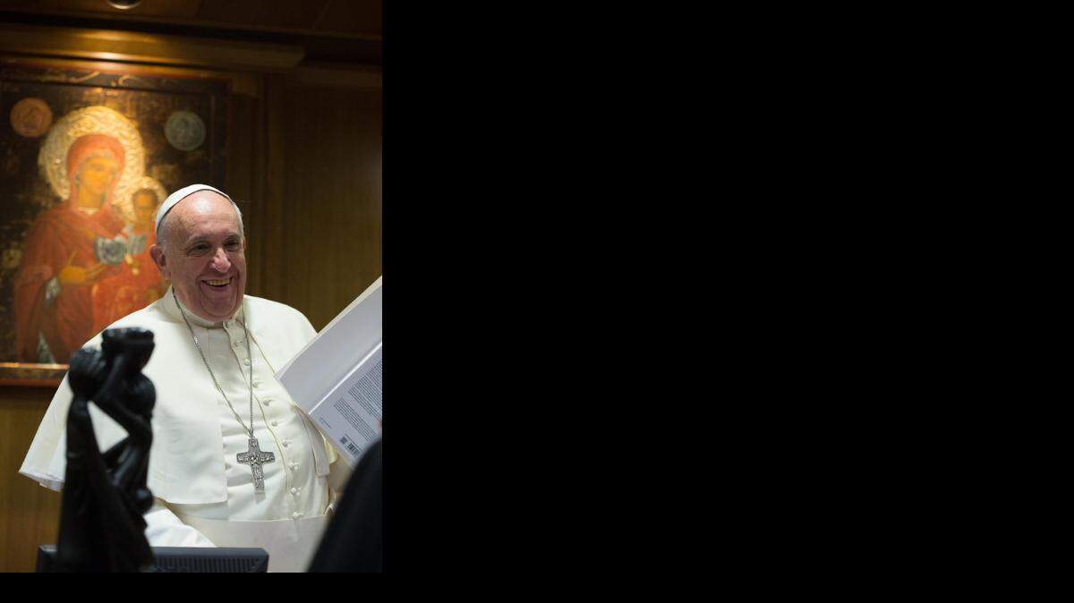 
El Papa Francisco participa en una sesión matutina de un sínodo sobre asuntos de la familia en el Vaticano, el martes pasado.
