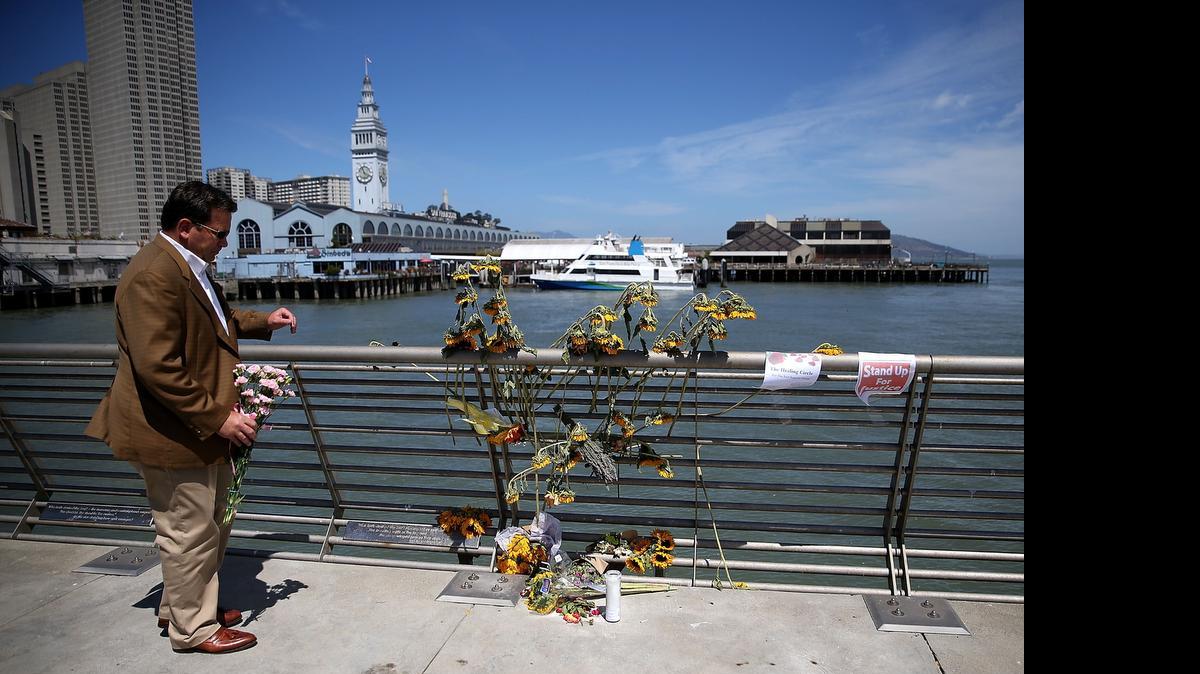 
Una persona pone flores en el Muelle 14, en San Francisco, donde un inmigrante indocumentado mató a la joven Kathryn Steinle, el pasado 6 de julio.
