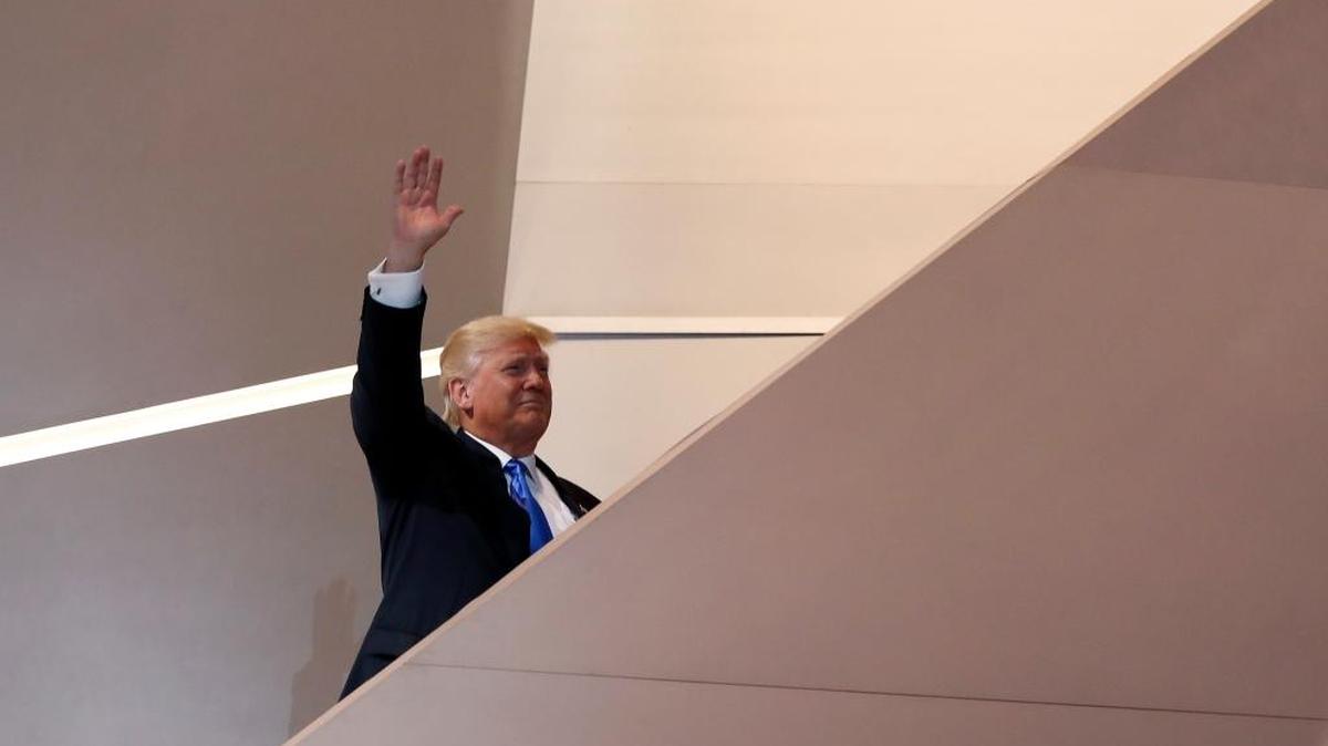 El candidato presidencial Donald Trump saluda en la Convención Nacional Republicana.