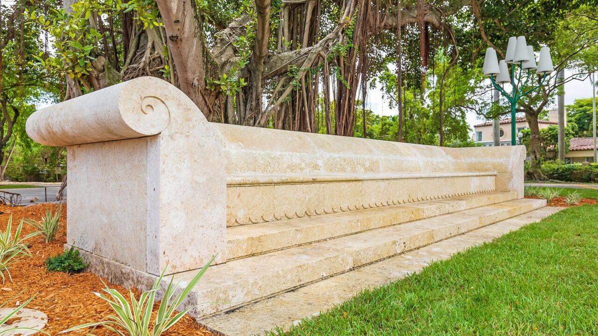 Una banca gigantesca en piedra ubicada en Balboa Plaza, donación de la empresa MG Developer.