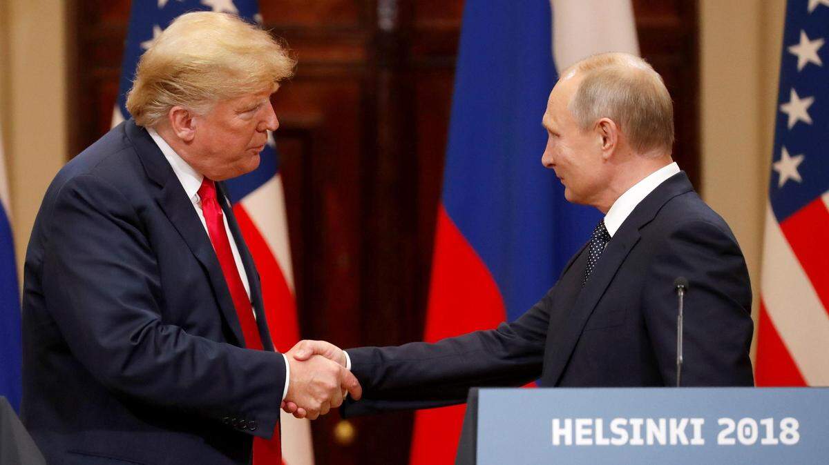 El presidente de Estados Unidos, Donald Trump (izq.) estrecha la mano de su homólogo ruso, Vladimir Putin, durante una rueda de prensa tras su reunión en el Palacio Presidencial de Helsinki, Finlandia, el 16 de julio de 2018. 