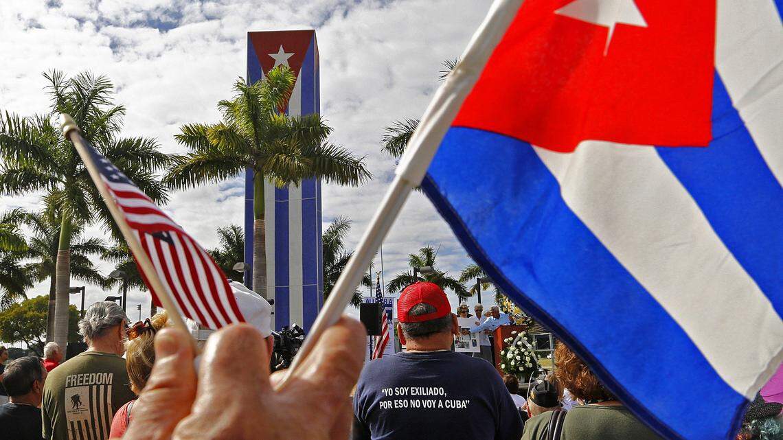 Cientos de personas se reúnen en el Cuban Memorial de Tamiami Park en Miami, para rendir tributo a las víctimas de la dictadura castrista, el 4 de diciembre de 2016.