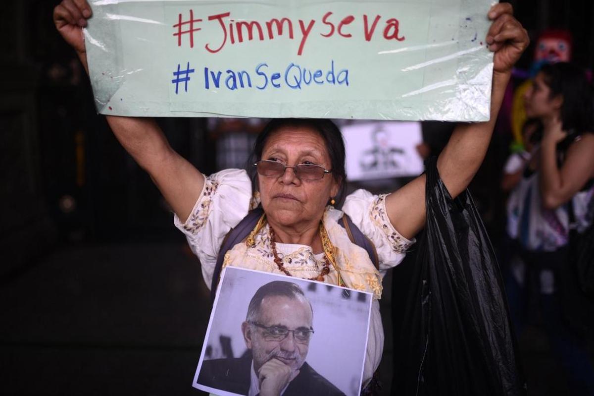 Una manifestante en La Plaza de la Constitución de Guatemala, donde volvió a sentir la efervescencia masiva, en el segundo aniversario del paro nacional de 2015, con las protestas de miles de manifestantes en contra de que el presidente Jimmy Morales declarara persona non grata al jefe de la Comisión Internacional Contra la Impunidad (Cicig), Iván Velásquez.