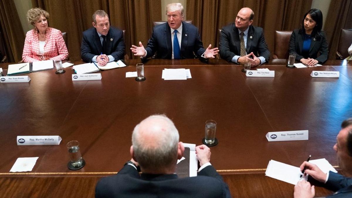 El presidente Donald Trump en una reunión de legisladores de ambos partidos con relación a la reforma fiscal, en la Casa Blanca, el 13 de septiembre: (de izq. a der.) los representantes Susan Brooks, (R-Ind.), Josh Gottheimer (D-N.Y.), Trump, Tom Reed (R-N.Y.) y Stephanie Murphy (D-Fla.).