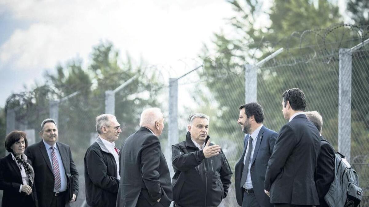 El Primer Ministro de Hungría Viktor Orban (centro), Ministro italiano del Interior Matteo Salvini, (tercero desde la dcha) durante una visita a la frontera con Serbia.