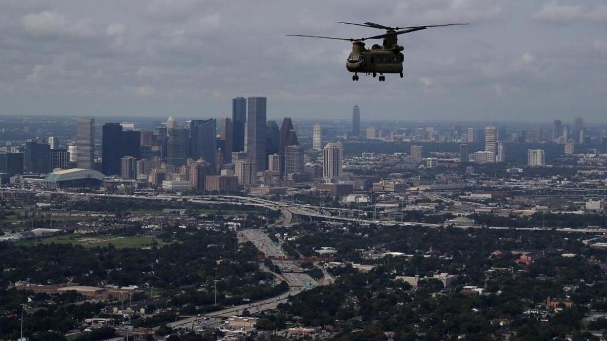 Un helicóptero de la Guardia Nacional sobrevuela el downtown de Houston. Las pérdidas multimillonarias frenarán los planes del muro del presidente Trump.