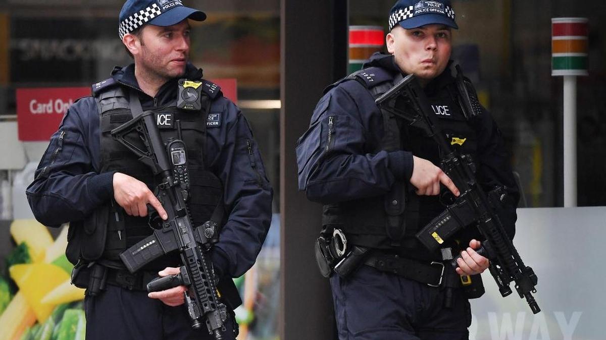 La policía británica patrulla la zona del mercado de Borough, después del ataque terrorista del 3 de junio en el puente de Londres, en el que murieron 7 personas.