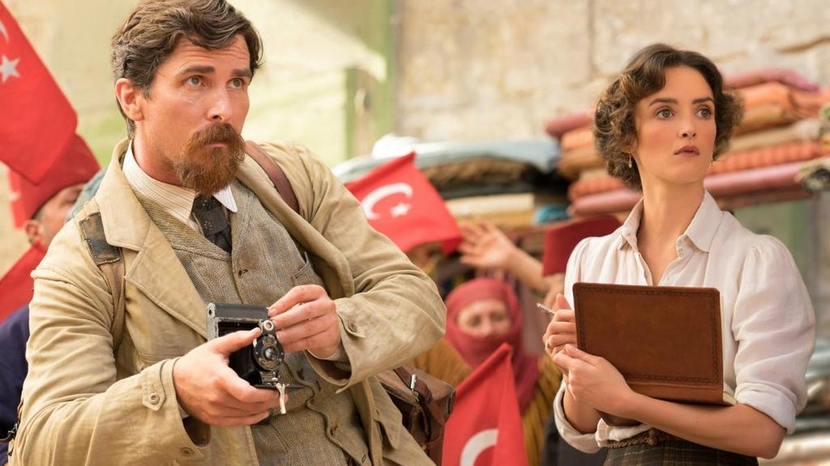 Christian Bale y Charlotte Le Bon en ‘The Promise’, que tiene como trasfondo la matanza de armenios por los turcos otomanos.