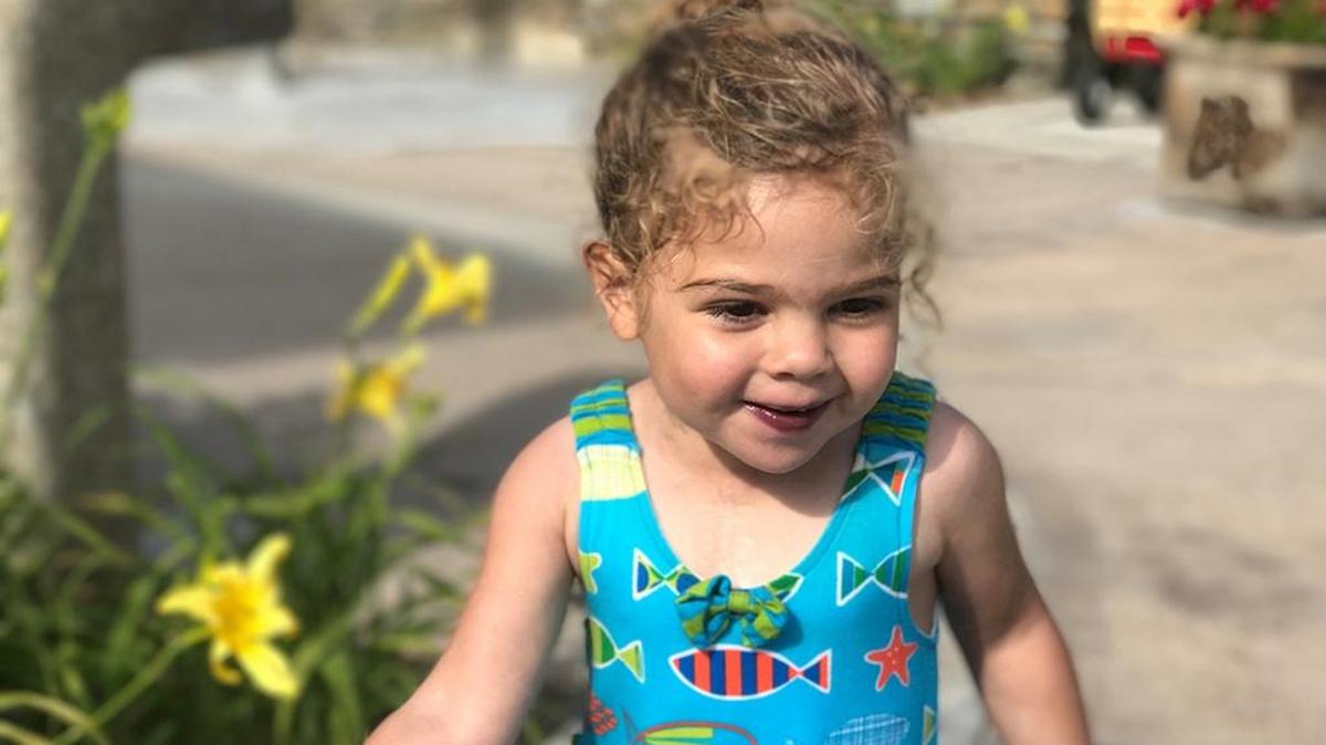 Jasmine Winning, de 2 años, de Santa Clarita, California, tiene una condición cardíaca congénita por la que debe ser sometida a su tercera cirugía el año próximo. La aseguradora de su familia ya no operará en 2018 en el estado, y su familia no sabe si el nuevo plan cubrirá la cirugía.