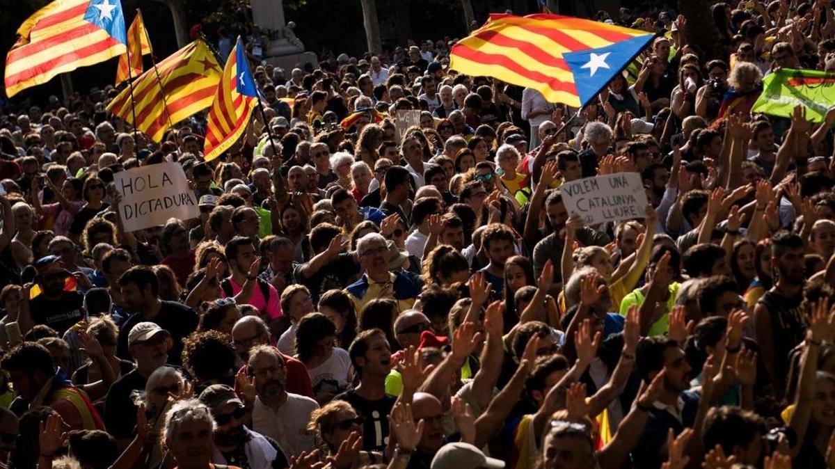 Partidarios de la independencia en Cataluña se manifiestan frente al edificio de la Corte Suprema en Barcelona, el 21 de septiembre.