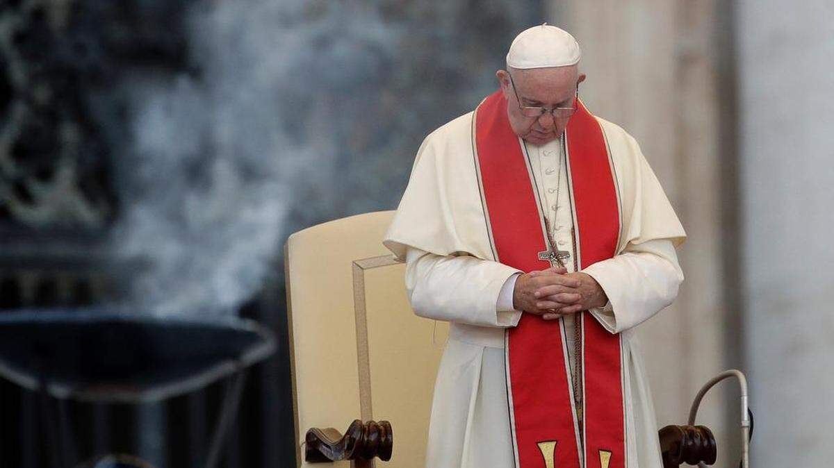 Ante los resultados del informe de Scicluna, el pontífice argentino reconoció “graves equivocaciones de valoración” y la “falta de información veraz y equilibrada” y convocó a Roma a todo el episcopado chileno e invitó a su residencia, la Casa Santa Marta, a las tres víctimas símbolo del caso Barros: Juan Carlos Cruz, James Hamilton y José Andrés Murillo.