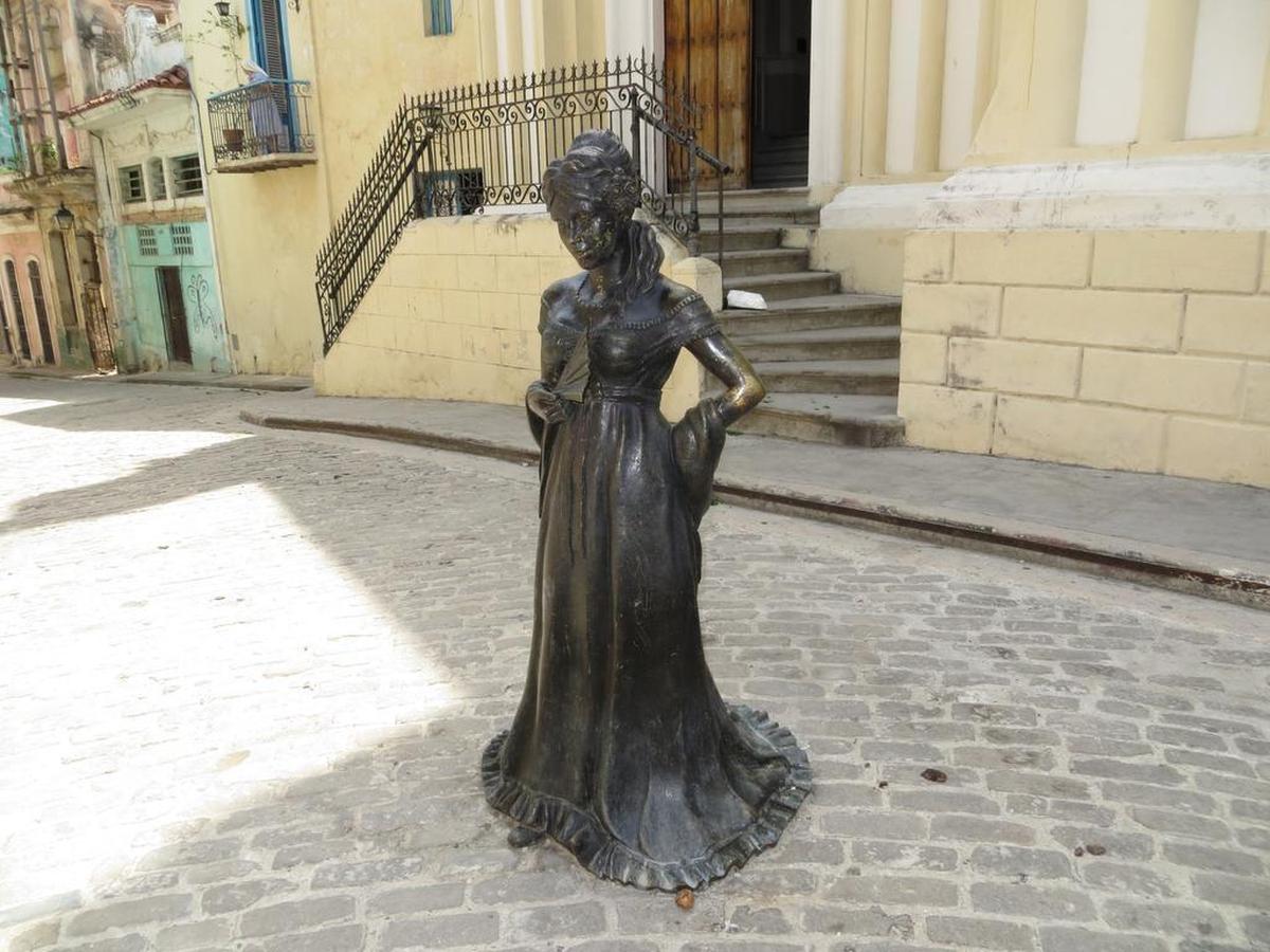 En la Loma del Ángel, de la famosa novela ‘Cecilia Valdés’, han puesto una estatua de la heroína.